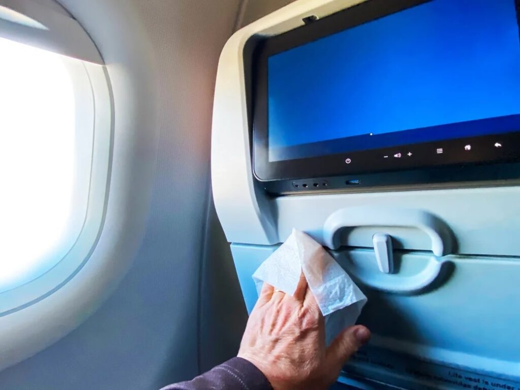 khăn ướt có được mang lên máy bay