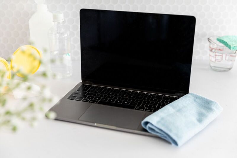 can you clean laptop screen with wet wipes