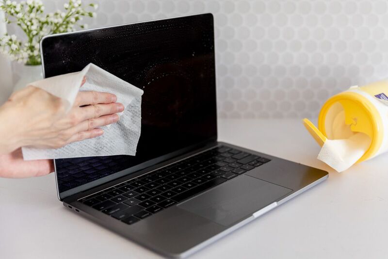 can you clean laptop screen with wet wipes