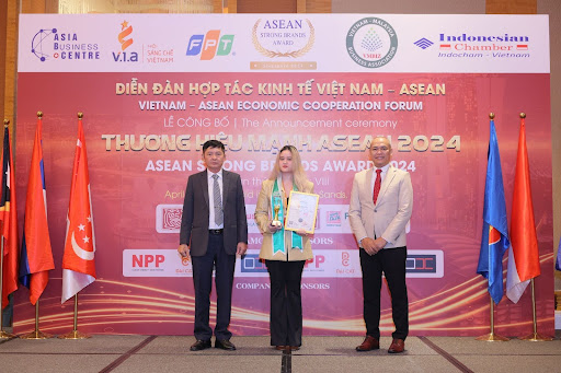 Đại diện DHTI vinh dự nhận giải thưởng tại Diễn đàn hợp tác kinh tế Việt Nam - ASEAN