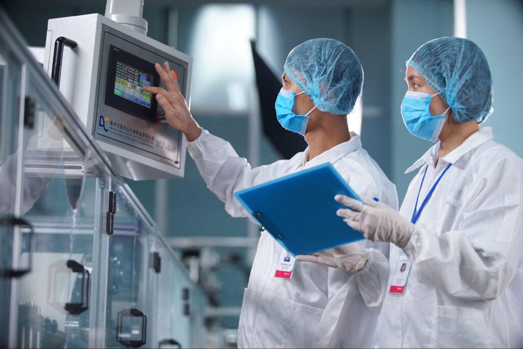 công nhân kiểm tra và cài đặt thông số máy theo yêu cầu của lô sản xuất