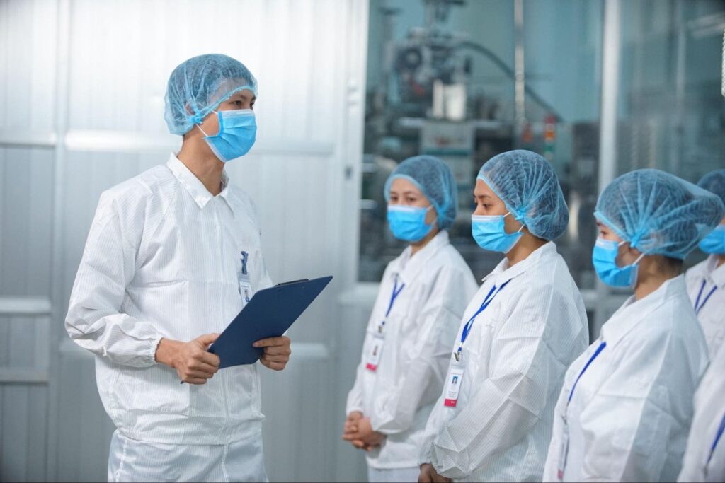 trưởng ca nhận lệnh sản xuất từ chuyên viên