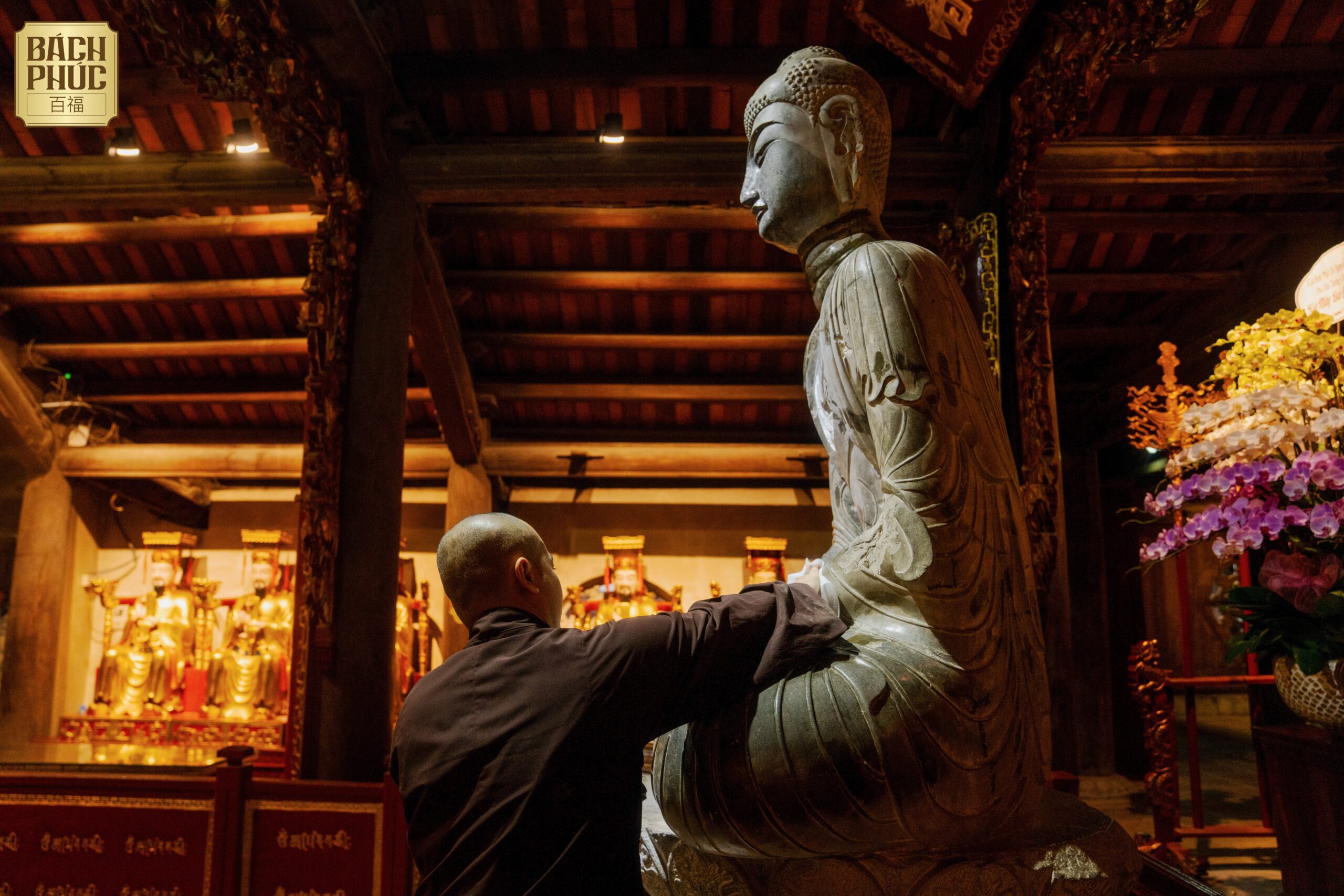 Khăn ướt lau ban thờ Bách Phúc được Sư Thầy sử dụng bao sái Tượng Phật 100 năm tuổi tại Chùa Phật Tích